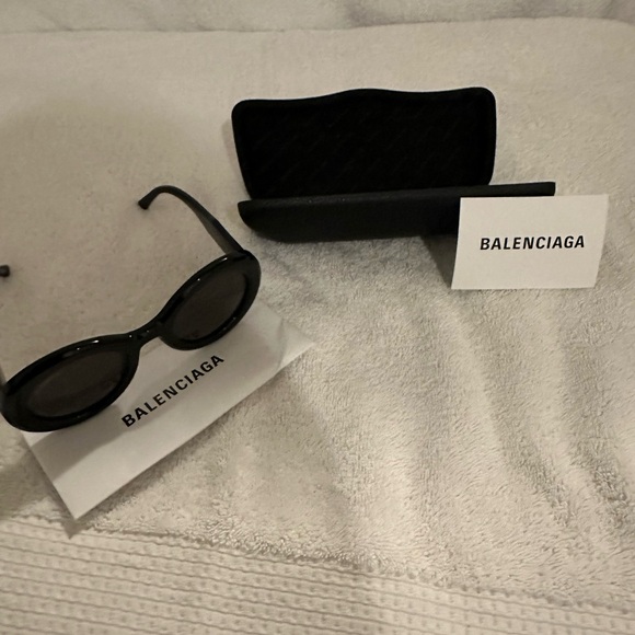 BALENCIAGA Sunglasses Authentic - Picture 7 of 11
